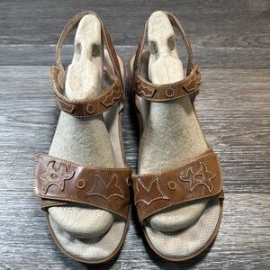 Soft walk Brown Leather Sandals woman’s size 12 (b176)
